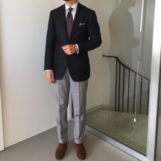 С чем носить пурпурный галстук с принтом мужчине