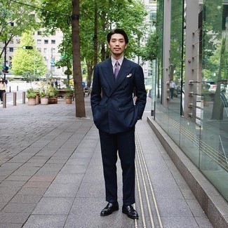 С чем носить пурпурный шелковый галстук мужчине