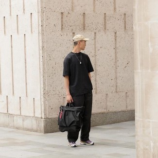 С чем носить пурпурные кеды мужчине