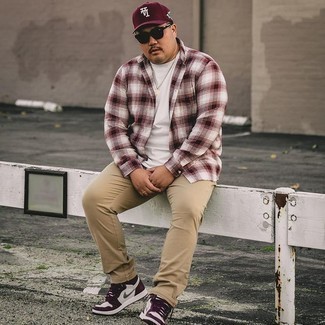 С чем носить пурпурные кеды мужчине