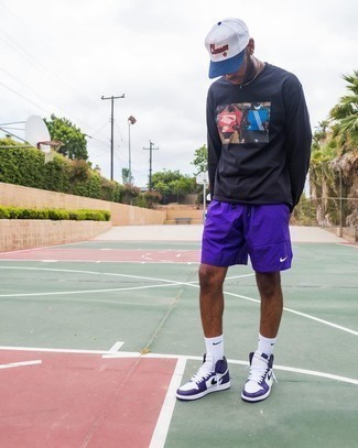 С чем носить пурпурные кеды мужчине