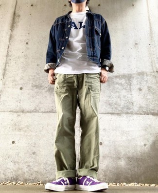 С чем носить пурпурные кеды мужчине