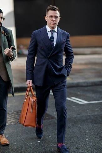 С чем носить пурпурные носки мужчине