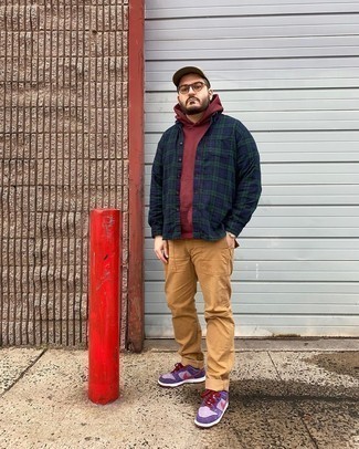 С чем носить пурпурные замшевые низкие кеды мужчине