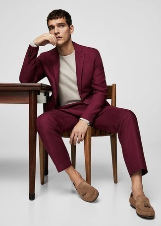 С чем носить пурпурный костюм