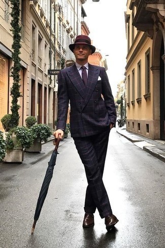 С чем носить пурпурный костюм