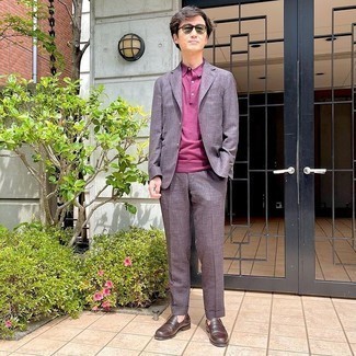 Какие лоферы носить с пурпурным костюмом