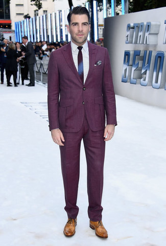Как носить пурпурный костюм с светло-коричневыми кожаными брогами