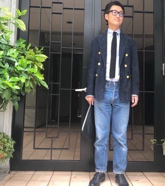 С чем носить пурпурные солнцезащитные очки мужчине