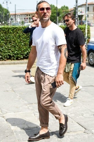 С чем носить пурпурные солнцезащитные очки мужчине