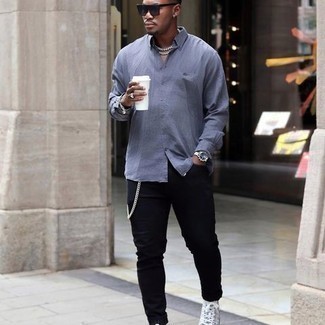 С чем носить пурпурные солнцезащитные очки мужчине