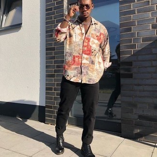 С чем носить пурпурные солнцезащитные очки мужчине