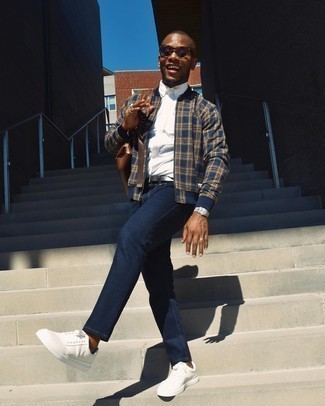 С чем носить пурпурные солнцезащитные очки мужчине