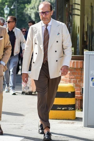 С чем носить пурпурные солнцезащитные очки мужчине