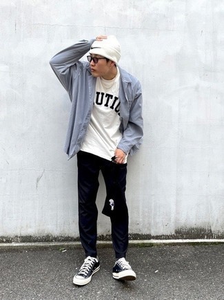 С чем носить пурпурные солнцезащитные очки мужчине