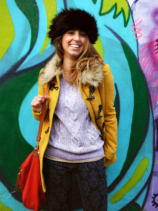 С чем носить пурпурный свитер женщине