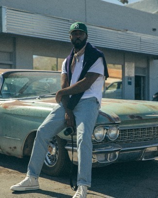 Какие брюки чинос носить с пурпурным свитшотем