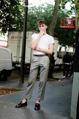 С чем носить пурпурные лоферы с кисточками