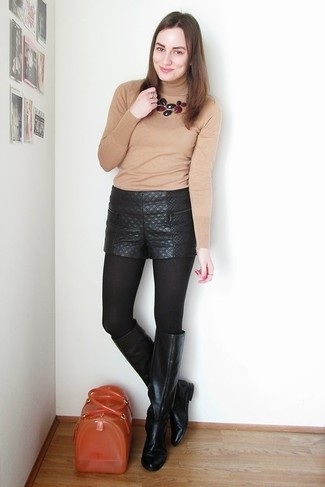 С чем носить кожаные стеганые шорты женщине