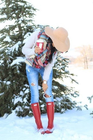 Как носить резиновые сапоги с свитером с круглым вырезом женщине