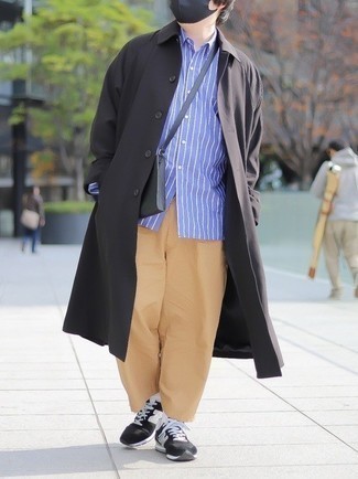 Как носить дождевик с кроссовками мужчине