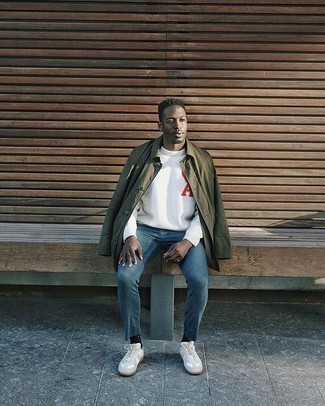 Как носить дождевик с свитером с круглым вырезом мужчине