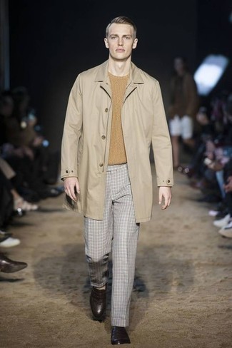 Как носить дождевик с свитером с круглым вырезом мужчине