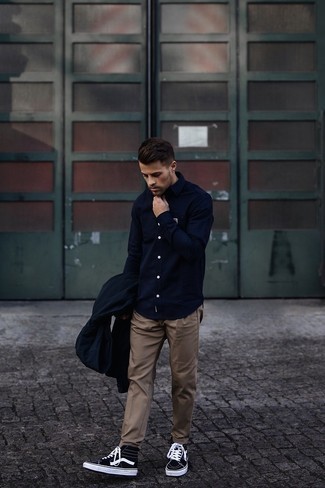 Как носить дождевик с высокими кедами мужчине