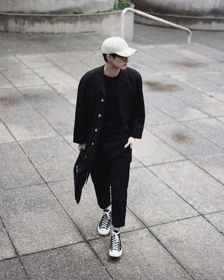 Как носить дождевик с высокими кедами мужчине