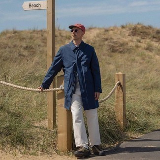 Как носить дождевик с низкими кедами мужчине