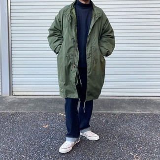 Как носить дождевик с низкими кедами мужчине