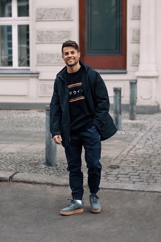 Как носить дождевик с низкими кедами мужчине