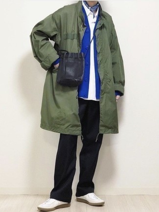 Как носить дождевик с низкими кедами мужчине