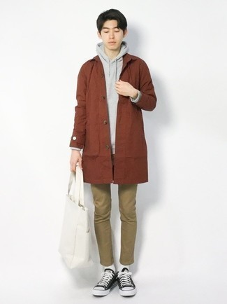 Как носить дождевик с низкими кедами мужчине