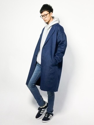 Как носить дождевик с низкими кедами мужчине