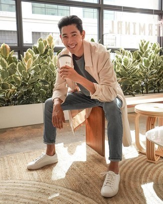 Как носить дождевик с низкими кедами мужчине