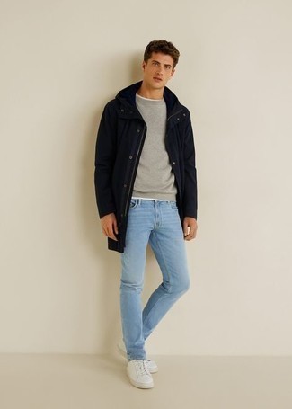 Как носить дождевик с зауженными джинсами мужчине