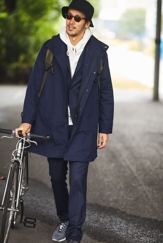 Как носить дождевик с костюмом