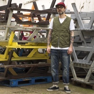 С чем носить красно-черную бейсболку мужчине