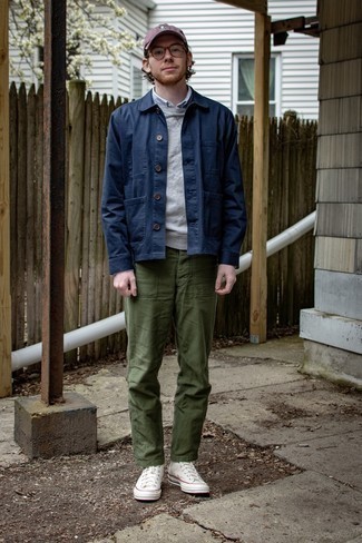 С чем носить красно-черную бейсболку мужчине