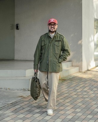 С чем носить красно-черную бейсболку мужчине