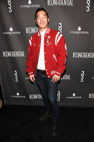 Какие джинсы носить с красно-черным бомбером мужчине