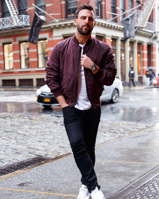 Какие джинсы носить с красно-черным бомбером мужчине