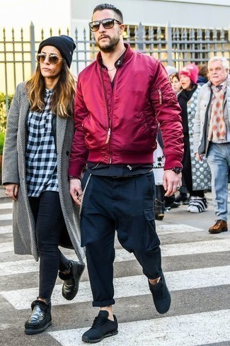 С чем носить красно-черный бомбер мужчине