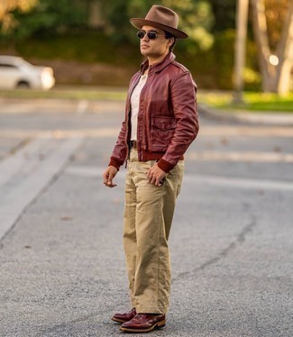 С чем носить красно-черный бомбер мужчине