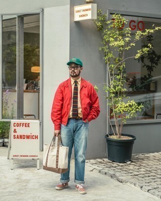 С чем носить красно-черный бомбер мужчине