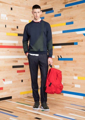 С чем носить красно-черный рюкзак из плотной ткани мужчине