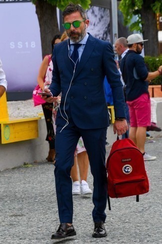 С чем носить красно-черный рюкзак из плотной ткани мужчине