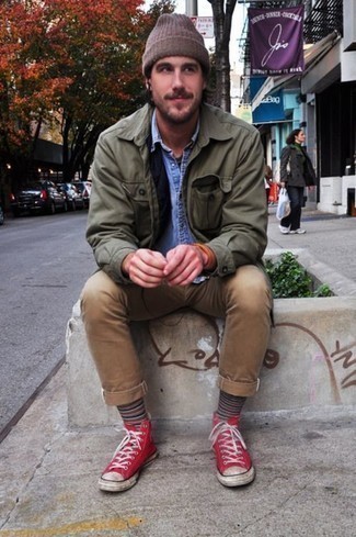 С чем носить красно-черные высокие кеды из плотной ткани мужчине