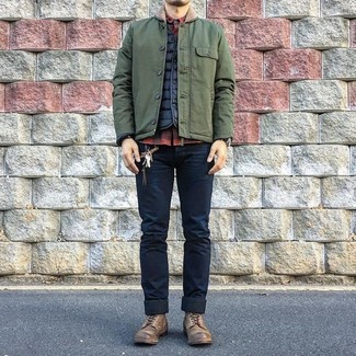 С чем носить красно-черную рубашку с длинным рукавом в клетку мужчине